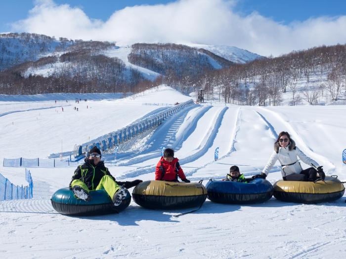 A family snowtubing at Hanazono ski area