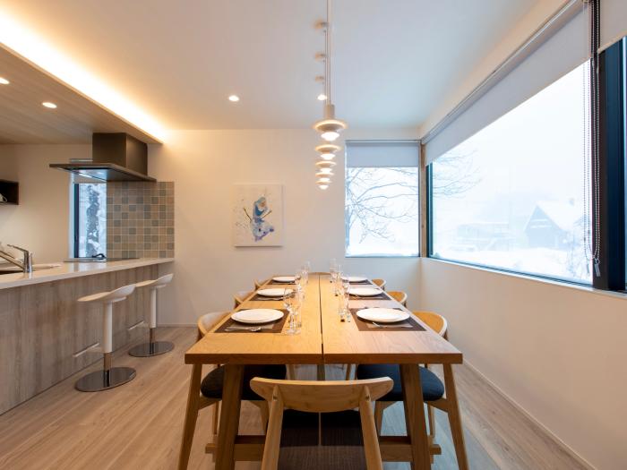 A set dining table