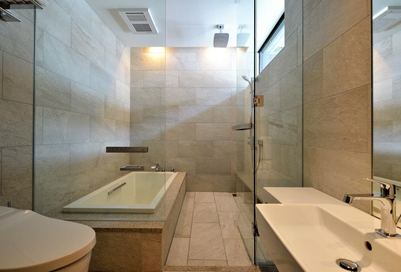 marble walk in shower and tub