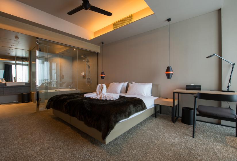 Spacious bedroom with lamp & ensuite