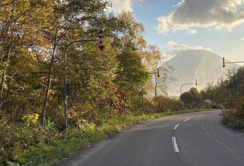 A road curves to the right with Mt Yotei behind.