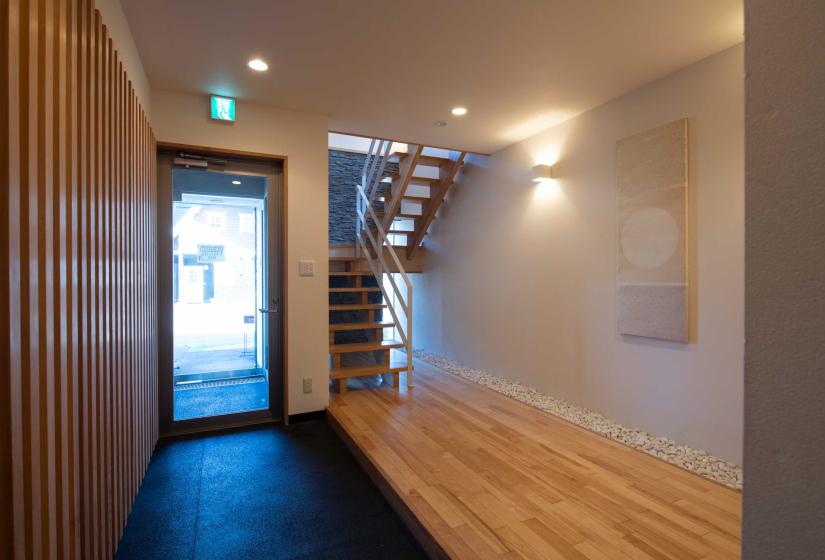 spacious entrance area with raised wooden floor