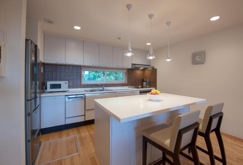 White breakfast bar with bowl of fruit