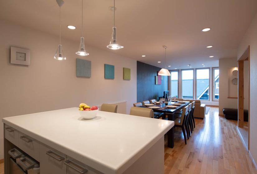 White breakfast bar with bowl of fruit