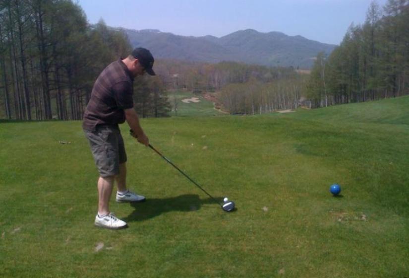 Teeing off at Niseko golf course Teeing off at Niseko golf course
