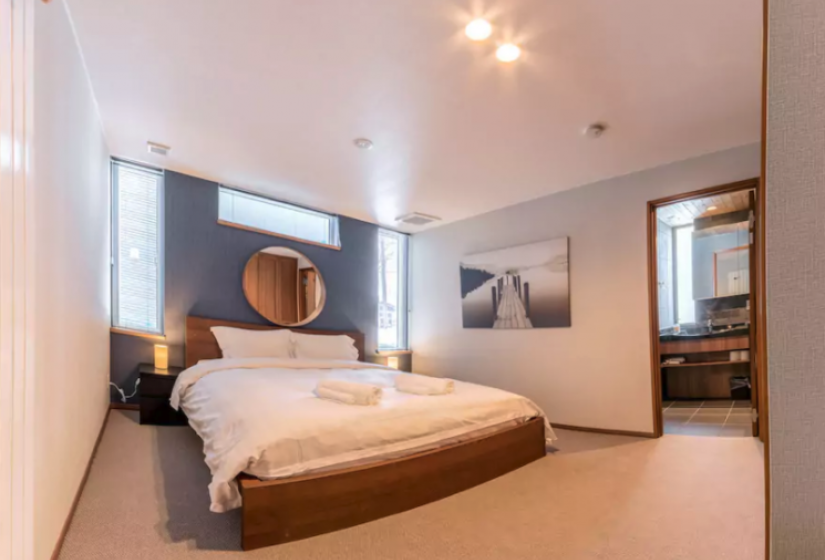 screen_shot_2018-03-08_at_15.16.26.png Double bed with white cover below a circle mirror