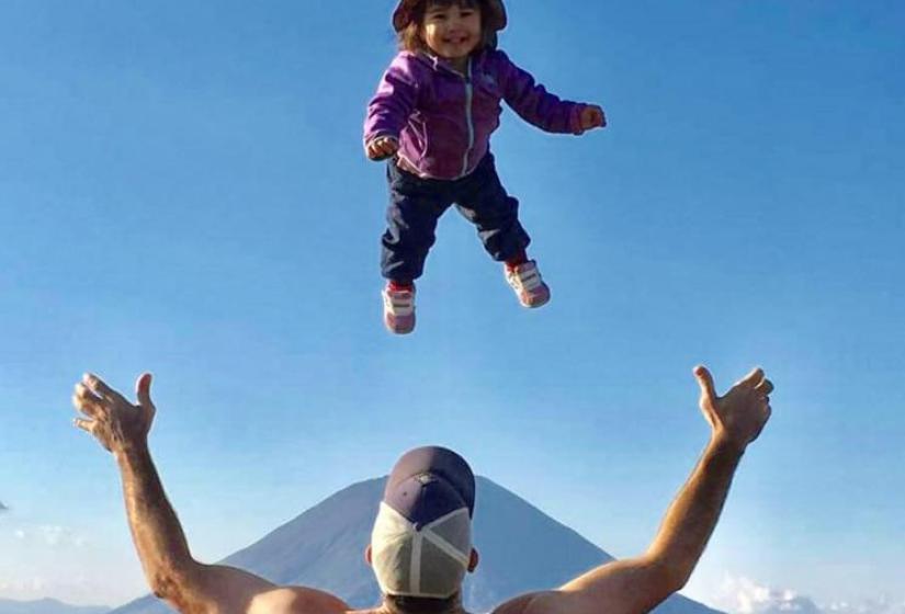 Air born! Trevoar Ponting throwing daughter above his head