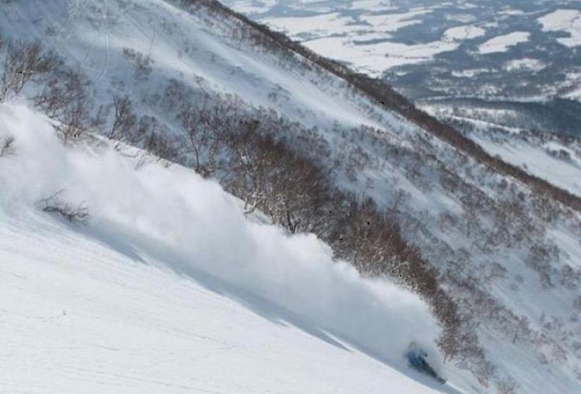 trevor_ponting_snowboard_2.jpg Trevor Ponting making a powder turn in Japan