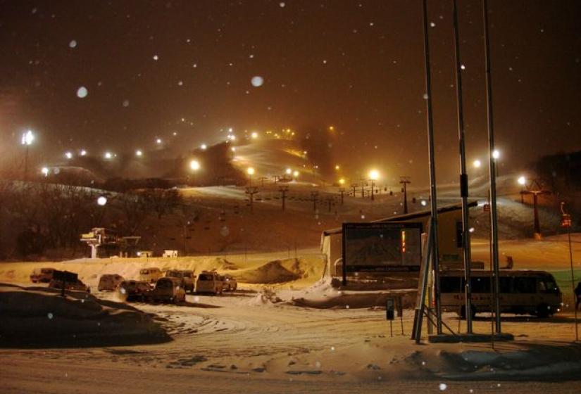 The snow dreams are made of. A snowy night scene in Hirafu
