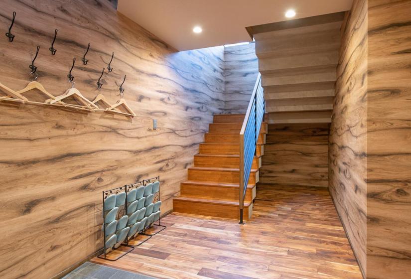 Ski dry room with wooden features