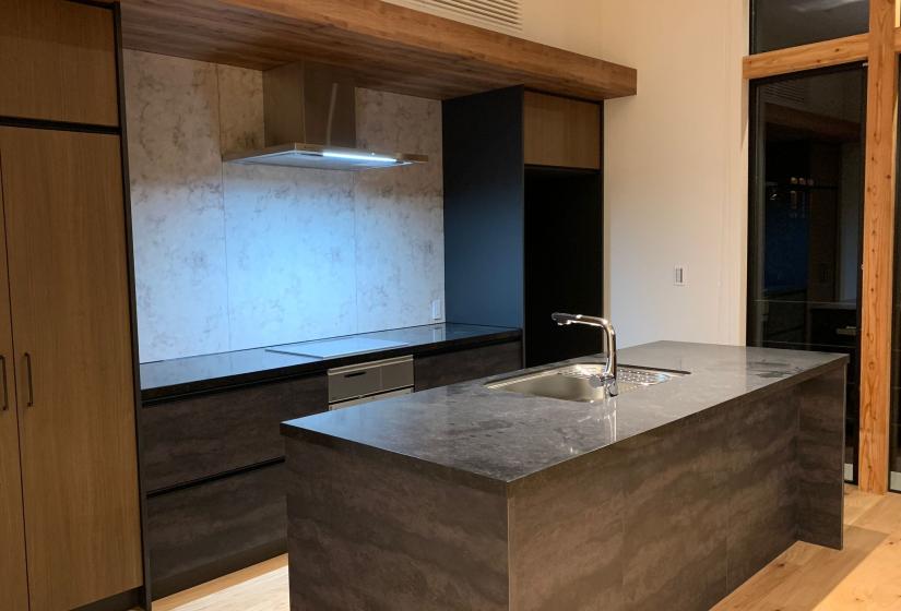 A kitchen with grey bench top